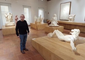 Julio Trelis junto a una de las nuevas piezas de la exposición 'Panteones familiares de Mariano Benlliure'.