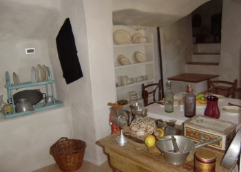 Las fascinantes casas-cueva del castillo de nuestro municipio