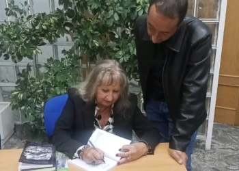 Eloísa Muñoz firmando ejemplares de su libro 'Momentos'.