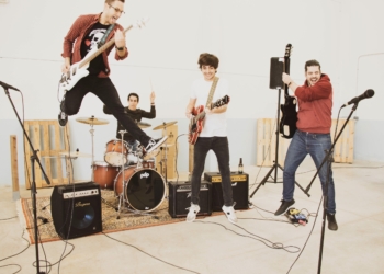 Jorge Atienza (2º por la derecha) con su banda en el videoclip de Dibuje.