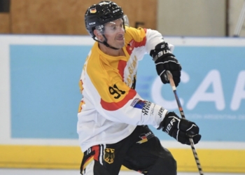 El jugador de hockey línea Christian Mader durante uno de los partidos en los World Skates Games.