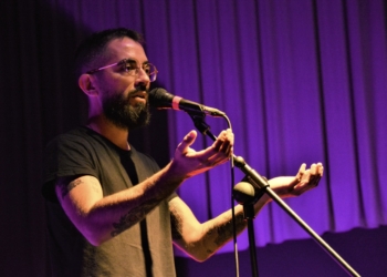 El poeta Pablo Llorente durante una competición de slam.