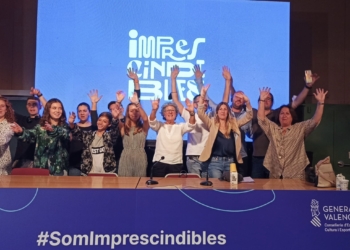 Los alumnos y el profesorado del centro durante la presentación de la iniciativa.