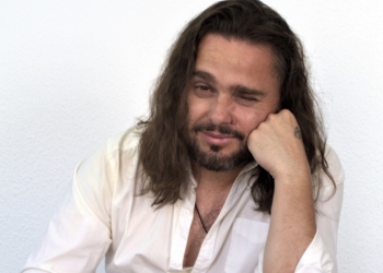 «El poeta se cobra las palabras, que la mayoría de la gente se deja entre los dientes»