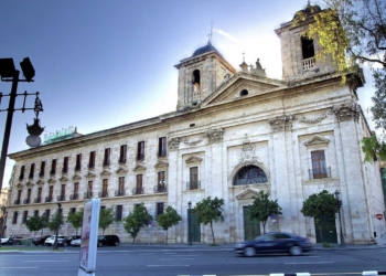 Fachada neoclásica de lo que fue iglesia y palacio del Temple en la ciudad.