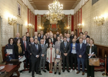 El Pleno de Alicante concede cuatro Medallas de la Ciudad