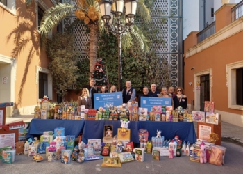 La plantilla de Aguas de Alicante se implica en Navidad con las personas más vulnerables