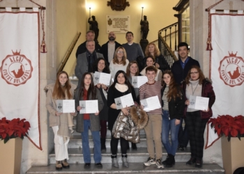 Coba Complements y Caperucita Rosa ganan los premios de escaparates navideños de Alcoy