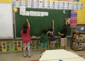 San Vicente concede más de un centenar de ayudas de material escolar y guarderías durante 2022