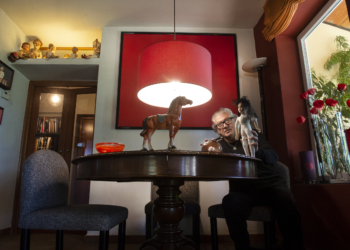 Paco Grau junto a sus apreciados objetos de colección.