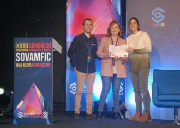 Inmaculada Candela (en el centro) con el reconocimiento recibido en el Congreso de la Societat Valenciana de Medicina Familiar.