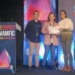 Inmaculada Candela (en el centro) con el reconocimiento recibido en el Congreso de la Societat Valenciana de Medicina Familiar.
