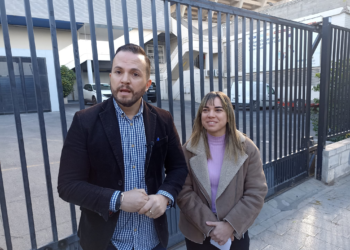 El concejal Rafa Mas y Sara Llobell presentan la declaración institucional frente al Rico Pérez