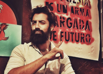 «Veo la poesía como una actitud ante la vida y sus experiencias»