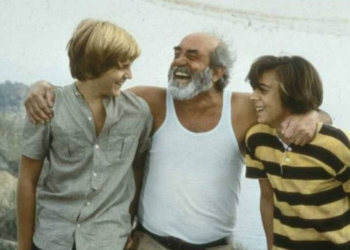 Antonio Ferrandis rodeado de juventud en la serie ‘Verano azul’.