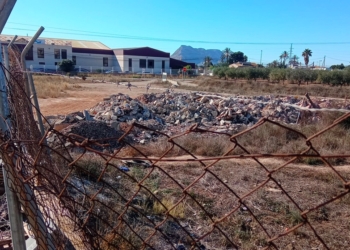 San Vicente acuerda con la empresa de las obras de reurbanizador de los Manchegos la retirada inmediata de los escombros del solar