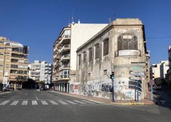 El Ayuntamiento adquiere la biblioteca y sala de lectura de la Avenida Diego Ramirez y el solar colindante a la fábrica de hielo