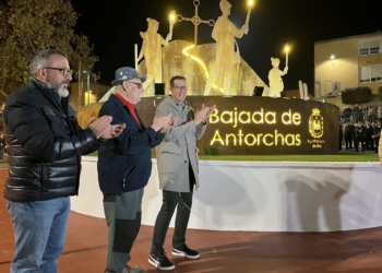 Una escultura en homenaje a la Bajada de Antorchas preside la nueva glorieta situada junto al Puente de la Avenida de Monóvar