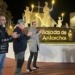 Una escultura en homenaje a la Bajada de Antorchas preside la nueva glorieta situada junto al Puente de la Avenida de Monóvar