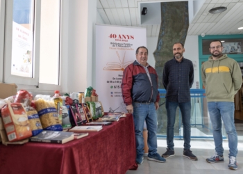 La biblioteca de l’Alfàs dona al Voluntariado los alimentos recogidos en la campaña ‘Un alimento, un libro’