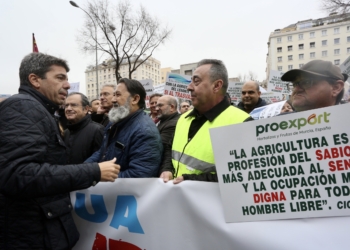 Mazón reclama en Madrid junto a miles de regantes «justicia» para el trasvase Tajo-Segura y exige al Gobierno una rectificación