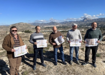 Los castillos de Petrer y Monóvar se suman al encendido de fuegos a favor de los derechos humanos