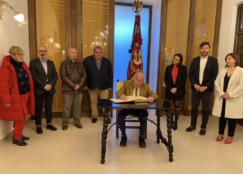 El Premio Nobel Roald Hoffmann visita Orihuela y firma en su Libro de Honores