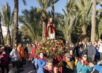 San Antón vuelve a salir a las calles del barrio en una multitudinaria romería