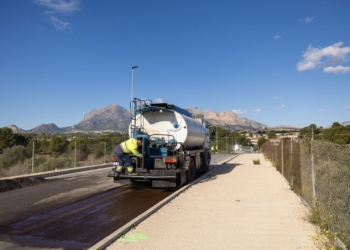 l’Alfàs inicia los trabajos de reasfaltado en un tramo de la avenida Clara Campoamor