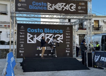 Más de 300 deportistas recorren Altea en la segunda etapa de la Costa Blanca Bike Race