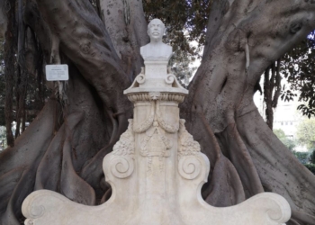 Cultura restaura el monumento a Muñoz Degrain ubicado en la Glorieta