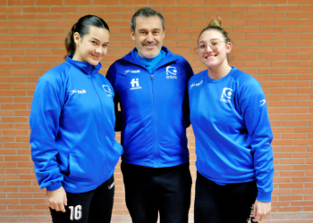 De izquierda a derecha Fátima Verónica Ocampos, el preparador de porteras José Miguel Cantos y la otra portera del club, Lucía Prades | Vicen Muñoz