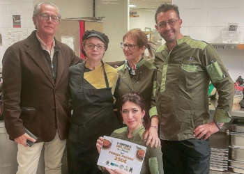 La chef posa junto a su equipo con el premio del II Concurso de Arroz y Costra de Orihuela.