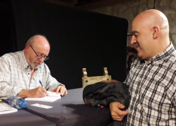 El escritor Juan Manuel Martínez, afincado en Petrer desde hace 50 años, firmando un ejemplar de su libro.