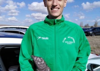 El atleta Miguel Ángel Martínez con el primer premio del Cross Internacional de Atapuerca | Ayto. de Dolores