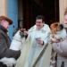 Bendición de los animales a la misma puerta de la iglesia, aquí en Sant Joan d’Alacant.