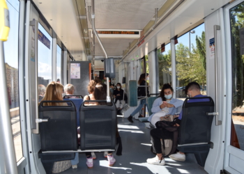 Los abonos y títulos multiviaje en los transportes públicos autonómicos ya aplican el descuento del 50%