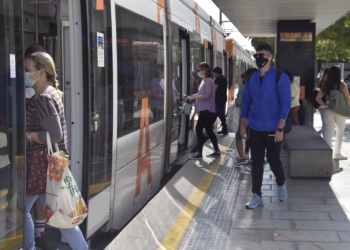 Los abonos y títulos multiviaje en los transportes públicos autonómicos ya aplican el descuento del 50%