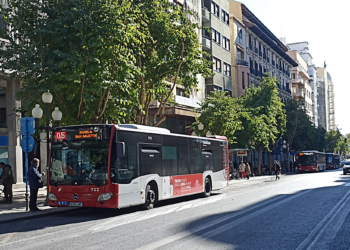 Autobús de la línea 5 estacionado en la Rambla.