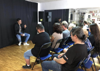 El actor Luis Larrodera imparte una charla en la escuela de Cinétika (28 de octubre).