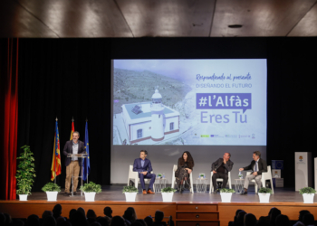 Vicente Arques se dirige al público asistente al acto celebrado en la Casa de Cultura.