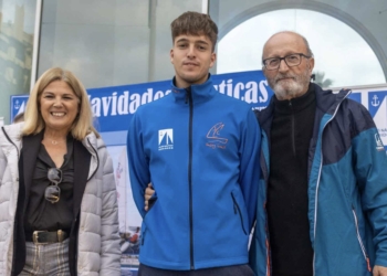 Jaime Samper (a la derecha) entregando los trofeos de las Navidades Náuticas.