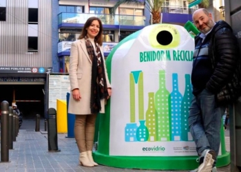 Benidorm personaliza sus contenedores de vidrio con un diseño del artista Malagón