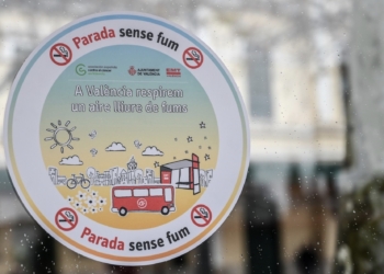 La EMT lanza una campaña para reivindicar las paradas de autobús como espacios libres de humo