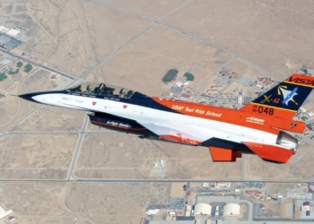 Una inteligencia artificial vuela un caza F-16 de forma autónoma por primera vez