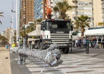 Benidorm inicia la colocación de las nuevas farolas de la catenaria del Paseo de Levante