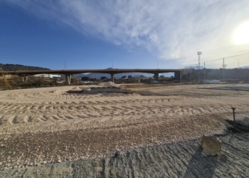 Avanzan los trabajos de sustitución del pavimento sintético de la Pista de Atletismo de Elda