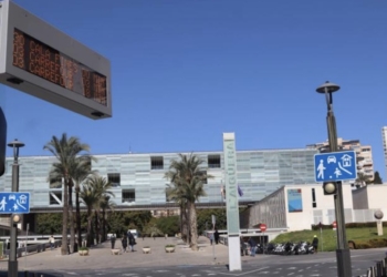 Benidorm completa la 1ª fase de instalación de pantallas inteligentes en las principales paradas de autobús