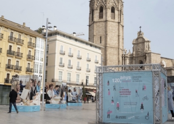 La plaza de la Reina acoge la fiesta del 120 aniversario de la Universidad Popular