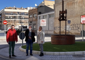 Homenaje a la Cooperativa agrícola de Petrer con la instalación de una prensa de principios del siglo XX en la rotonda de Felipe V